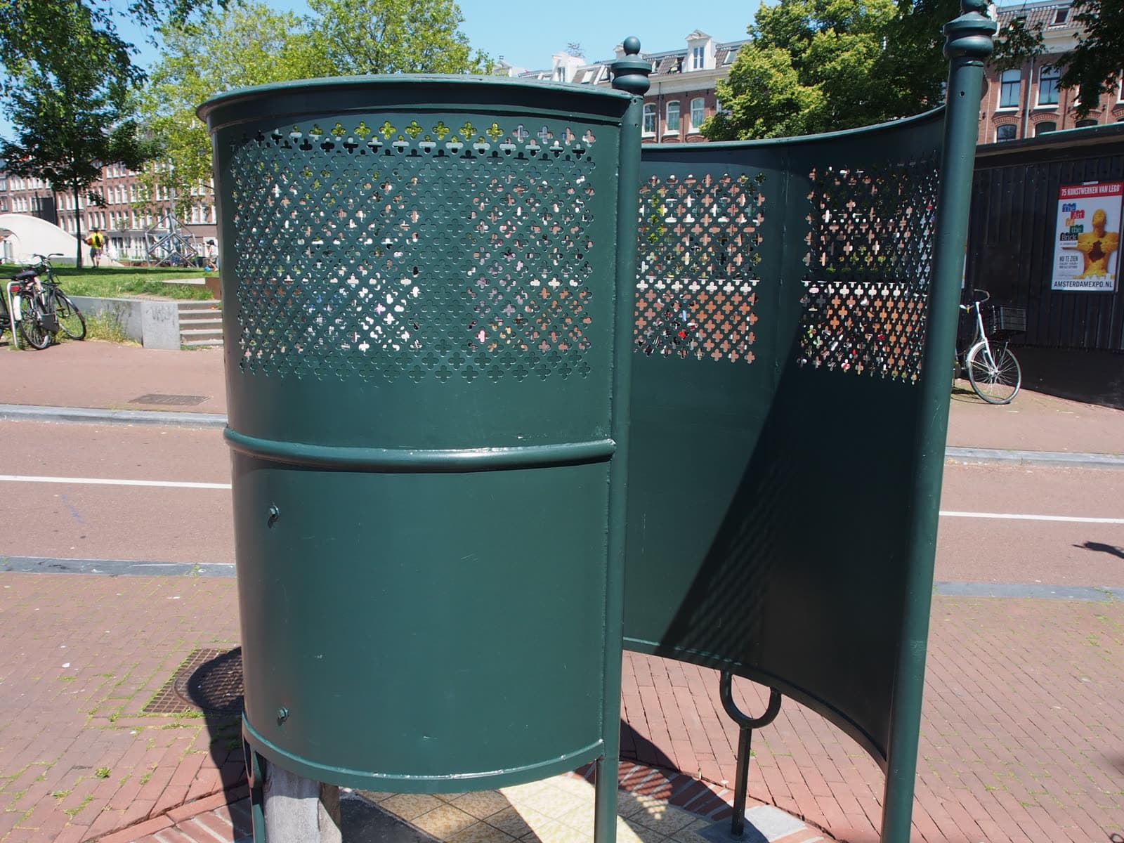The krul, the open-air spiral urinal, on the Eerste Marnixplantsoen in the sun